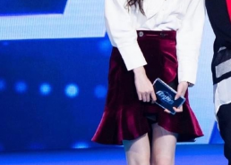 央视女主播内裤滑落,意外瞬间引发舆论关注